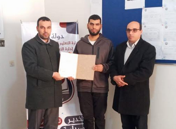 تسليم إفادات التخرج للطلبة الخريجين لفصل الخريف 2022/2023م